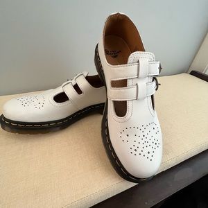 8065 SMOOTH LEATHER MARY JANE DR. MARTEN SHOES. SIZE: 8 COLOR: WHITE